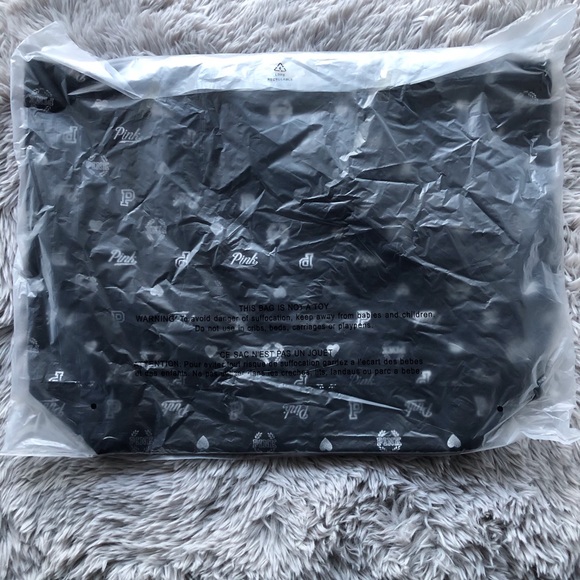 PINK Victoria Secret Plaid Cozy Blanket & Tote🎁 - Picture 8 of 8